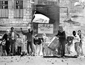 Foto Intifada; saat rakyat Palestina yang melawan dengan batu